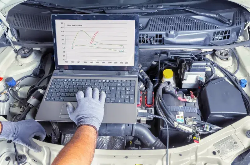 Grafic de diagnoza pe laptop conectat la motor