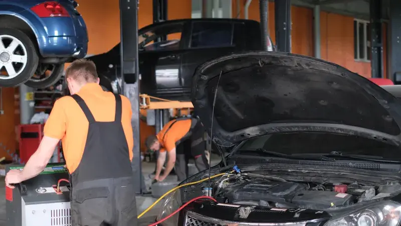 Incarcarea bateriei auto in atelier