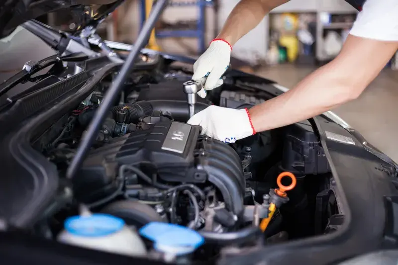 Revizie tehnica la motor efectuata cu manusi